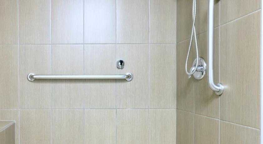 Immagine di Camera con Letto Matrimoniale King Size - Accessibile alle Persone con Ridotta Mobilità, Non Fumatori (1 King Bed, Mobility Accessible Room, Non-Smoking) 9