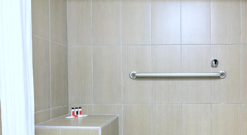 Immagine di Camera con Letto Matrimoniale King Size - Accessibile alle Persone con Ridotta Mobilità, Non Fumatori (1 King Bed, Mobility Accessible Room, Non-Smoking) 8