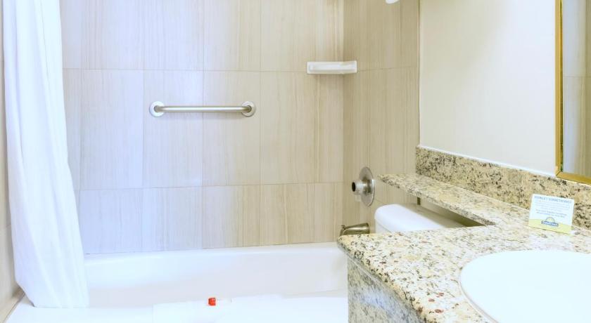 Immagine di 2 Queen Beds, Deluxe Room, Balcony, Non-Smoking 10