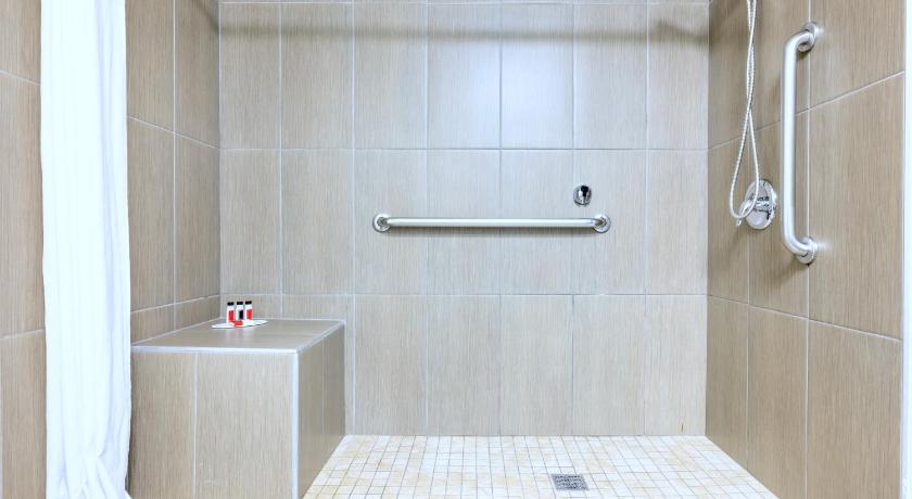 Immagine di Camera con Letto Matrimoniale King Size - Accessibile alle Persone con Ridotta Mobilità, Non Fumatori (1 King Bed, Mobility Accessible Room, Non-Smoking) 7