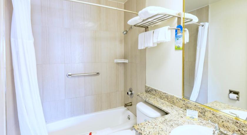 Immagine di 2 Queen Beds, Deluxe Room, Balcony, Non-Smoking 2