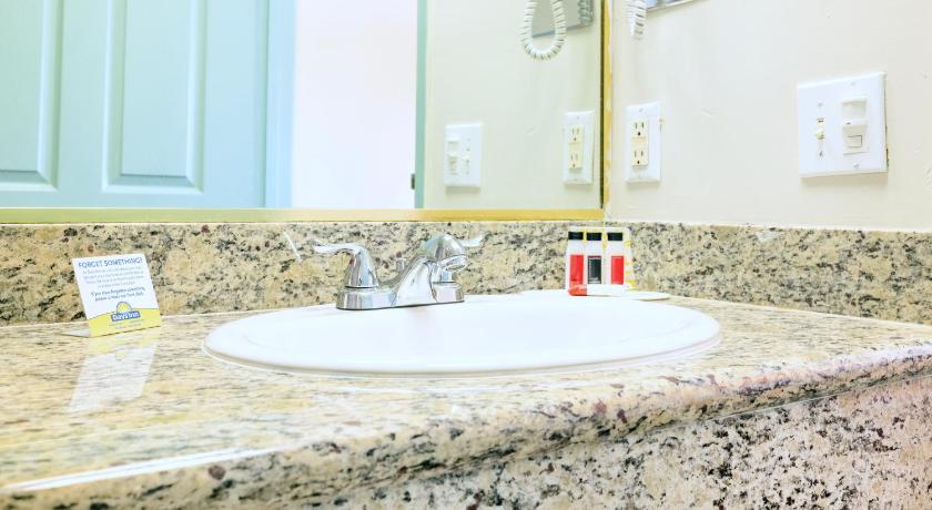 Immagine di 2 Queen Beds, Deluxe Room, Balcony, Non-Smoking 12