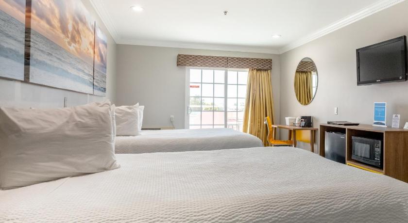 Immagine di 2 Queen Beds, Deluxe Room, Balcony, Non-Smoking 4