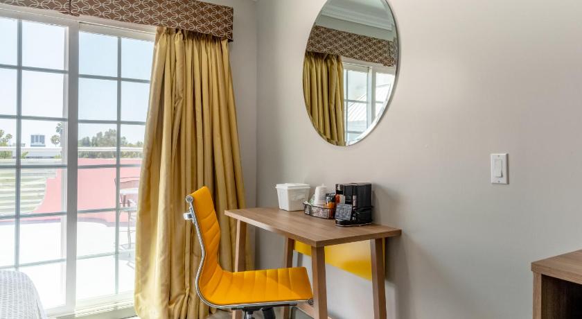 Immagine di 2 Queen Beds, Deluxe Room, Balcony, Non-Smoking 8