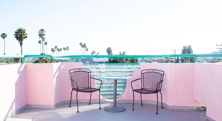 Immagine di 2 Queen Beds, Deluxe Room, Balcony, Non-Smoking 9