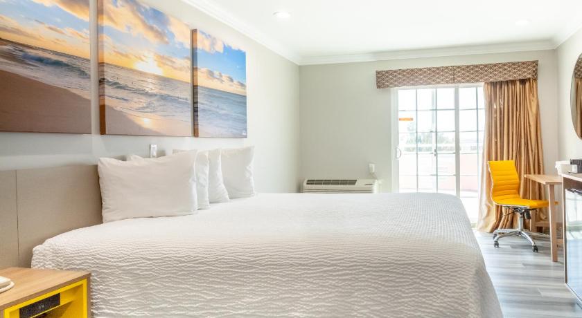 Immagine di 1 King Bed, Deluxe Room, Balcony, Non-Smoking 3