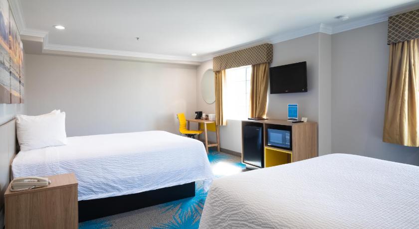 Immagine di 3 Queen Bed Deluxe Room Non-Smoking 4