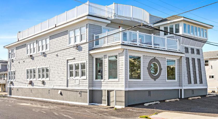 Jolly Roger Motel - image 4