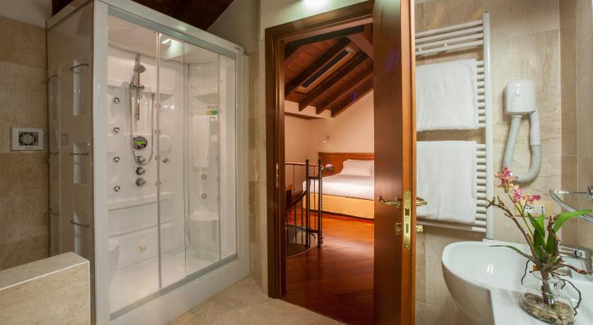 Bathroom, Hotel Flora in Cagliari