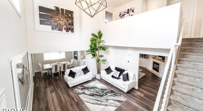LUXURIOUS 6 Bed Home I Fireplace I near Sports Park I with Double Garage &amp; Fast WiFi! — Hotel in Edmonton (AB)