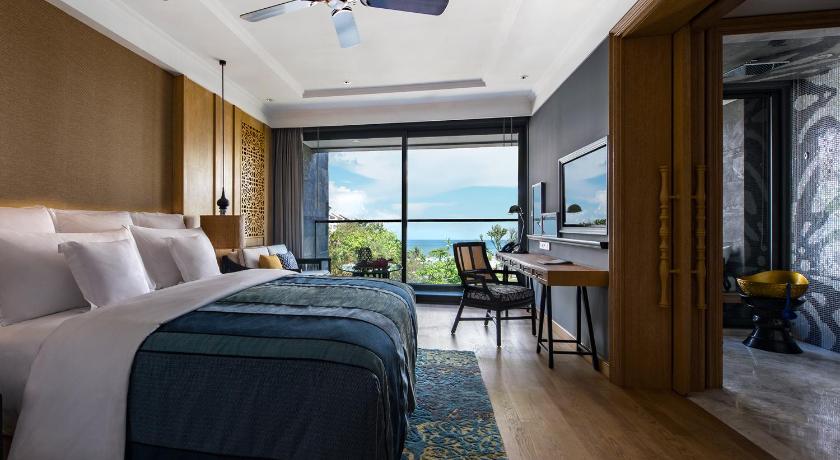 Bilde av 1 King Bed Standard Partial Ocean View 3