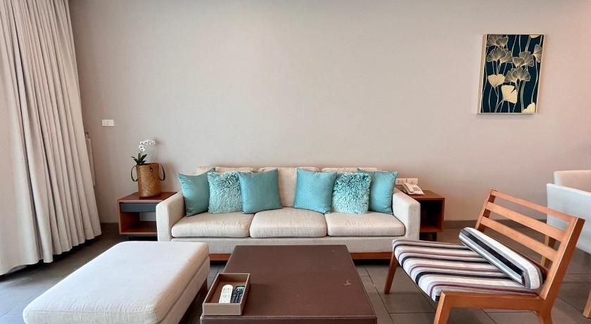 Image of Premier Oceanfront King Room with Balcony 11