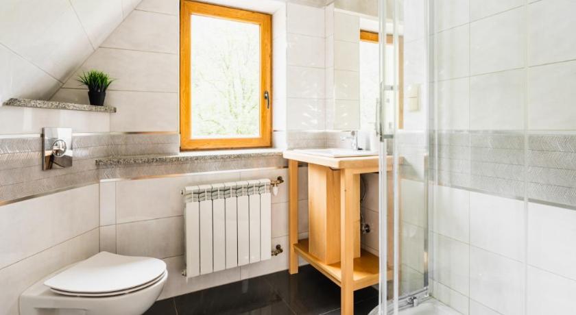 波罗宁 Pokoje Goscinne Pod Losiowkami 4星级 民宿 泳池