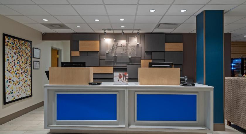 Holiday Inn Express Hotel & Suites Woodbridge photo