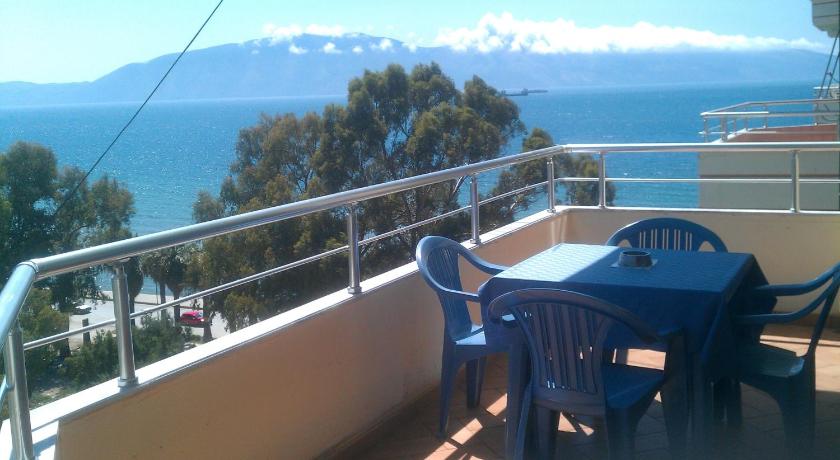Janine's Seafront Apartment photo