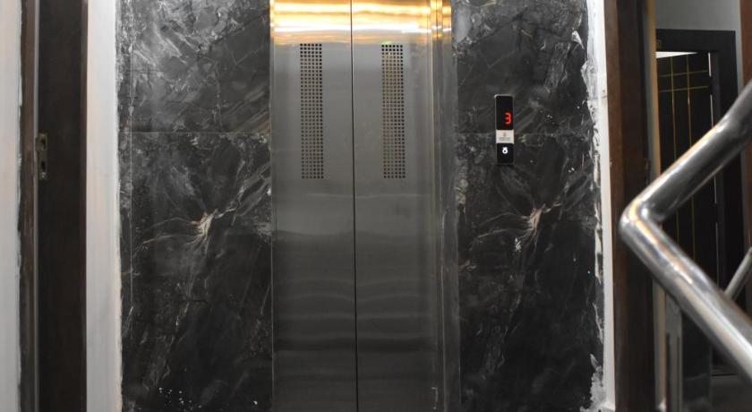 Hotel Violett Doors – Patna, CO