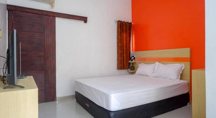 RedDoorz Syariah near Alun Alun Kota Rembang photo