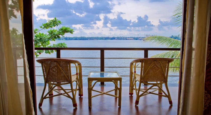 Sterling Lake Palace Alleppey