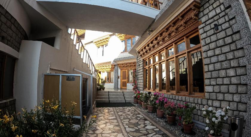 Hotel Cho Palace photo