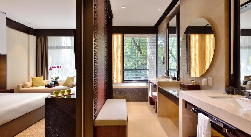 Image of Deluxe King Room 1