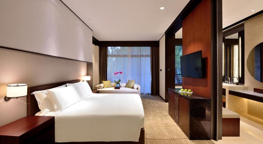 Image of Deluxe King Room 3