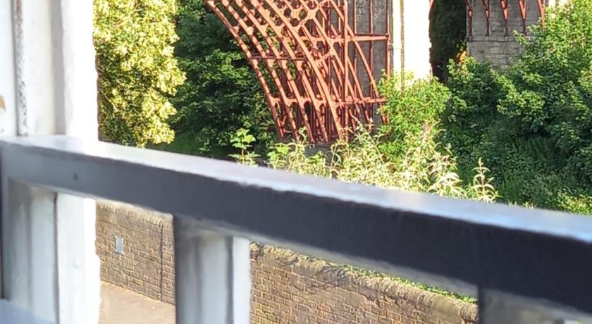 Ironbridge View Townhouse - image 2