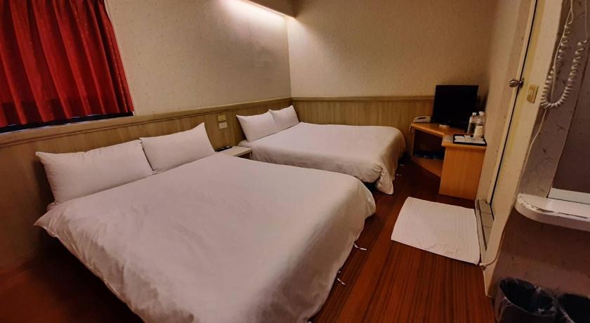a hotel room with a bed and a desk, Long Cherng Hotel in Yilan