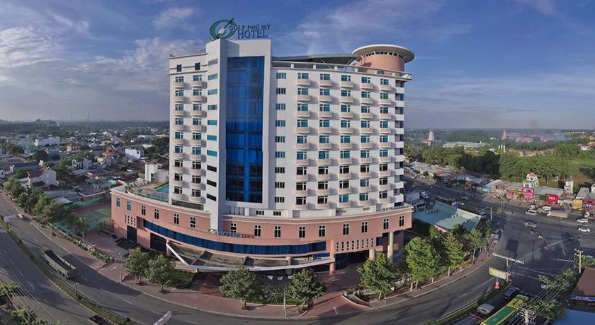 a large building with a large clock on top of it, Golf Phu My Hotel (Nemo Hotel) in Vung Tau
