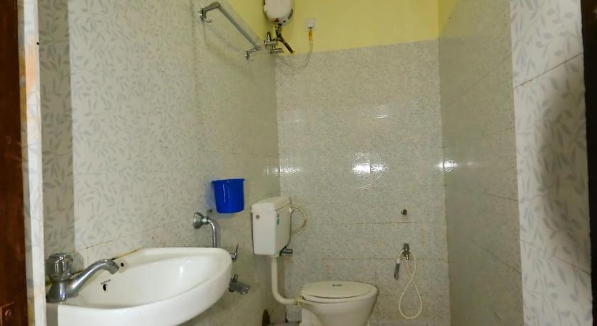 a bathroom with a sink, toilet and tub, Om Guest House - CORAL INN in Andaman and Nicobar Islands
