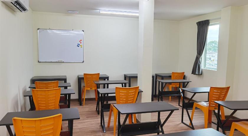 a classroom filled with desks and chairs, Mornings Hotel in Sungai Petani