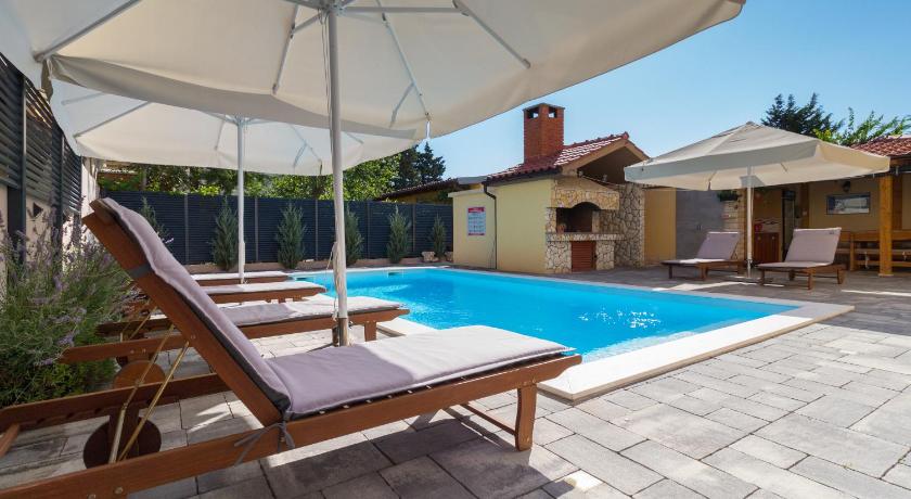 Spacious Villa Malina with pool — Hotel in Privlaka