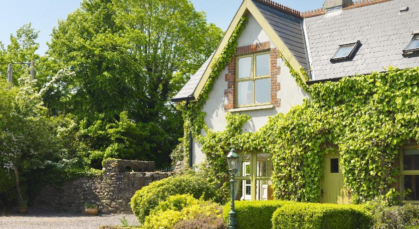 Courtyard Cottages — Hotel in Tralee