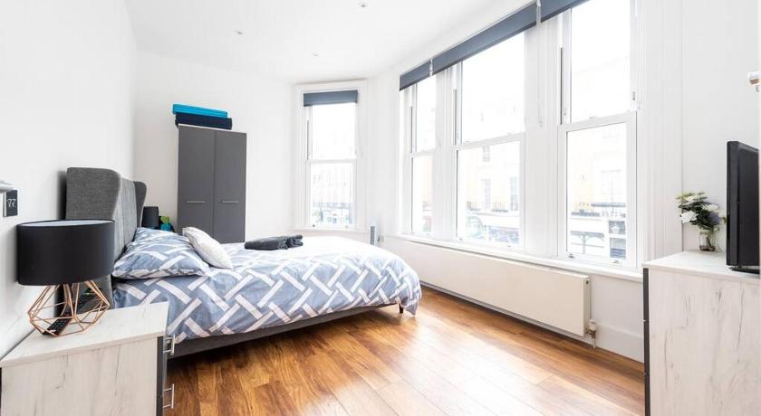 Beautiful Apartment by Hyde Park SS2 photo