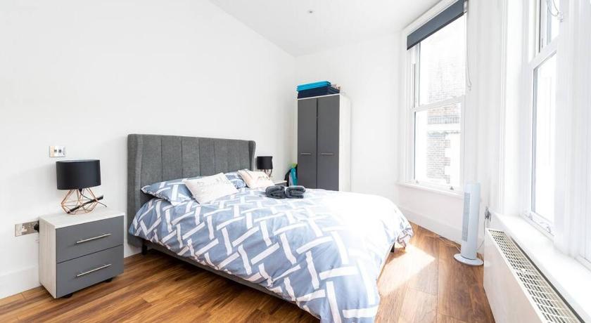 Beautiful Apartment by Hyde Park SS2 photo
