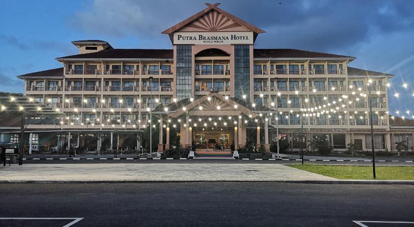 a large building with a clock on the front of it, Putra Brasmana Hotel in Kangar