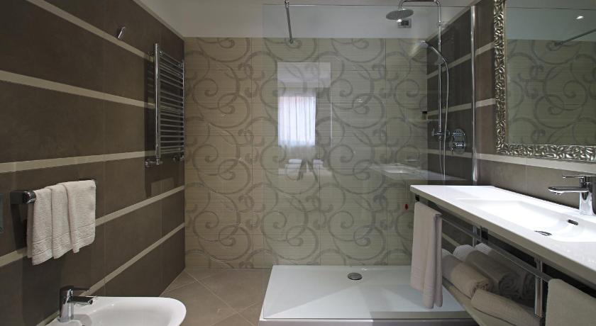 Фото: Двухместный номер Делюкс с 2 кроватями (Deluxe Twin Room) 10