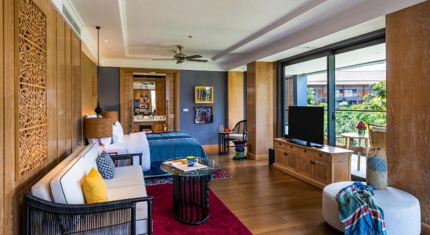 Image of 1 King Bed Premium Suite 3