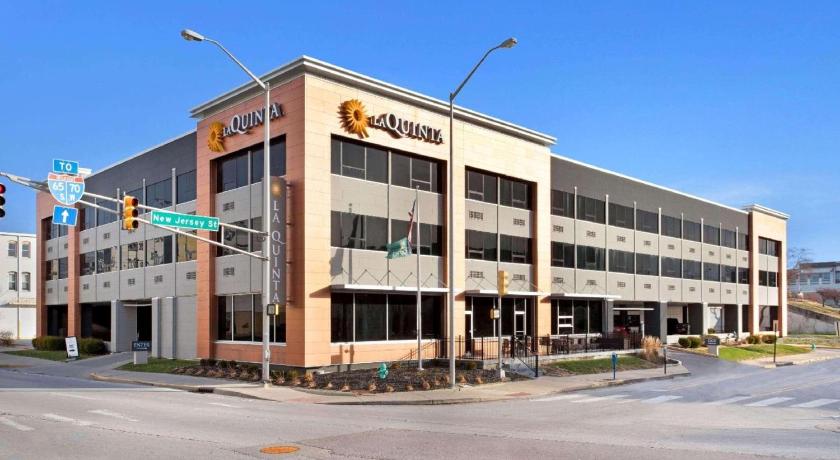 La Quinta Inn & Suites by Wyndham Indianapolis Downtown photo