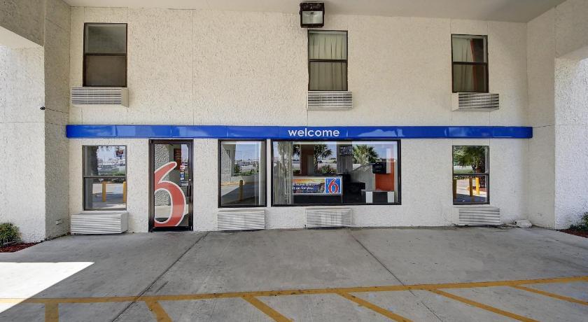 Motel 6-Laredo, TX - North I-35