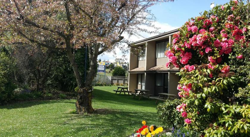 a house with a tree in front of it, Fairway Motel & Apartments in Wanaka