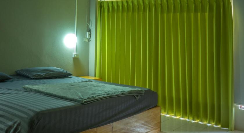a bedroom with a bed and a window, Echo Beach Hostel in Ko Pha-ngan