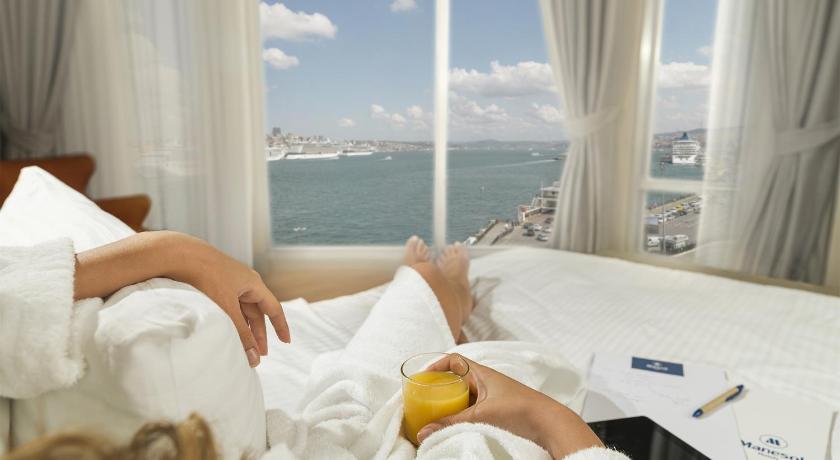 Image of Queen Suite with Sea View 14