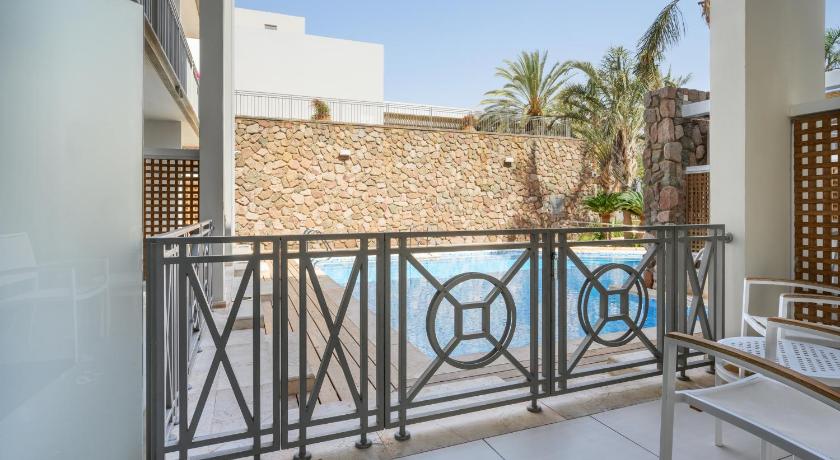 Image of Family Water Front Pool view 1