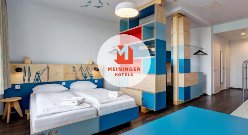 a hotel room with a bed and a desk, MEININGER Hotel Hamburg City Center in Hamburg
