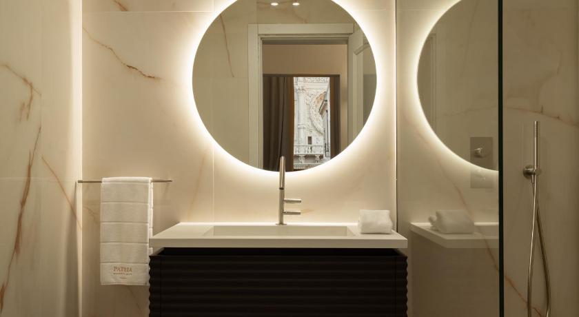 Image of Deluxe Double Room with City View 9