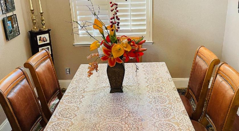 Beautiful Room in the Heart of Fair Oaks photo