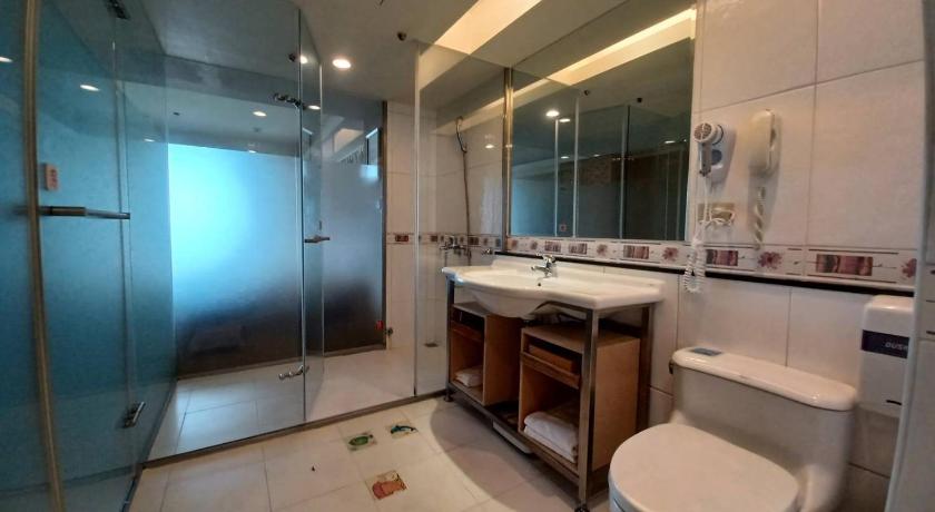 Image of Deluxe King Room with Ocean View and Balcony 4