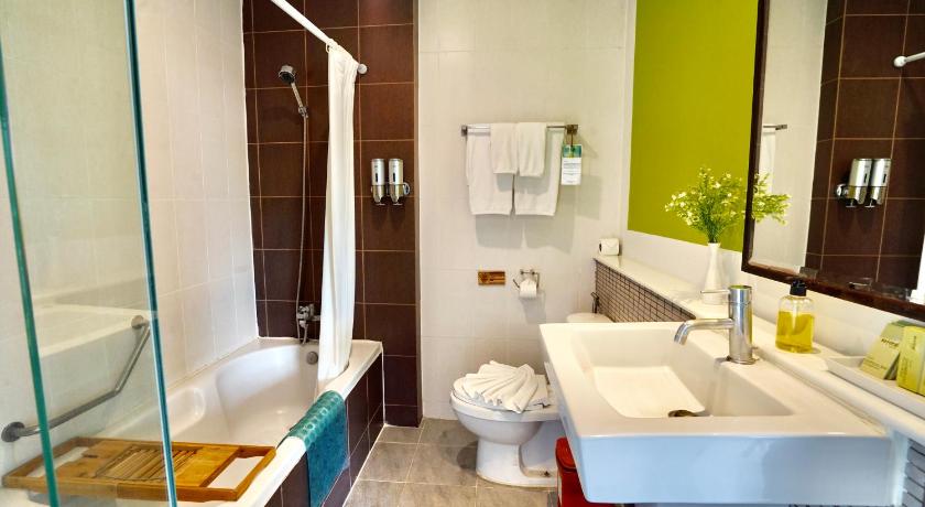 a bathroom with a sink, toilet and bathtub, Hotel De Bangkok in Bangkok