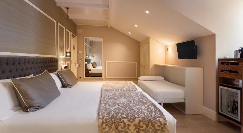 Image of Triple Room (2 Adults + 1 Child) 0