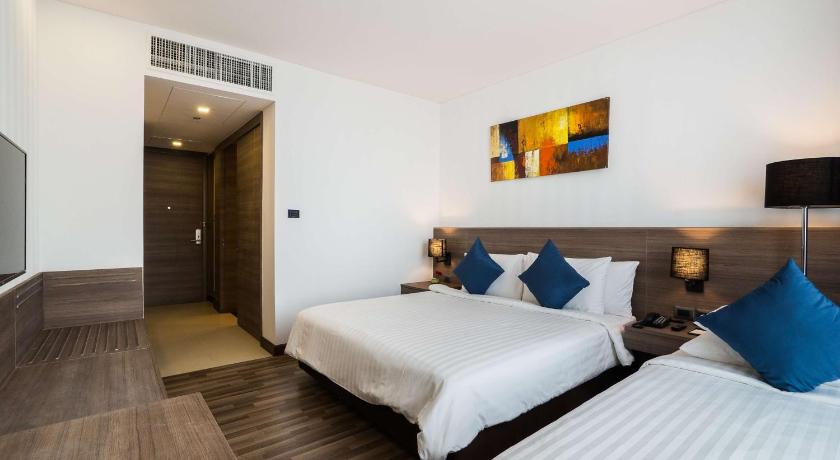 Image of 1 King 1 Single, Nonsmoking, Family Room, City View 3